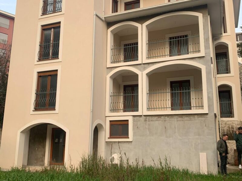 Villa for sale with 6 apartments in Becici #556950