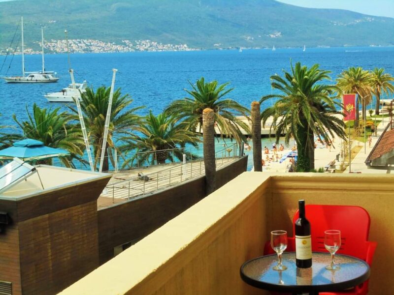 Rent a one-bedroom apartment in Tivat on the first line #529171