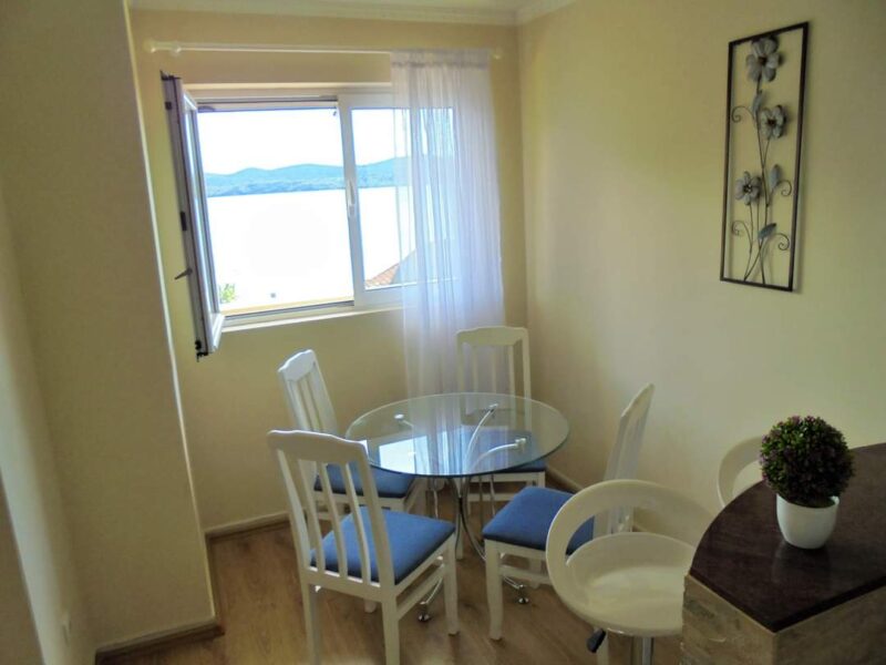 Rent a one-bedroom apartment in Tivat on the first line #529171