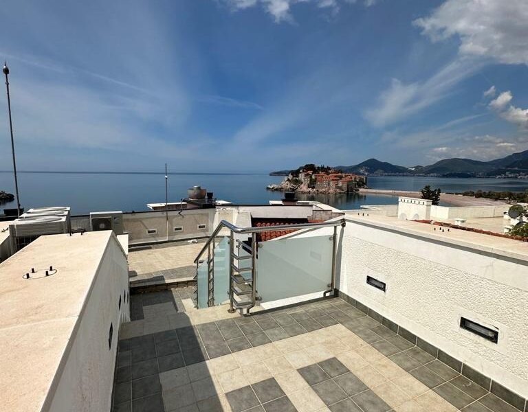 Sveti Stefan, apartment on the first line