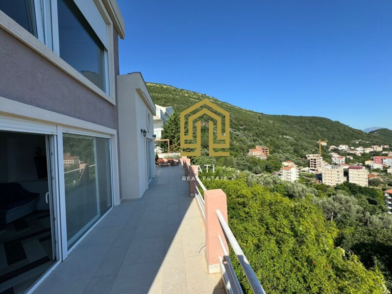 House with a small plot and sea view in Petrovac for sale