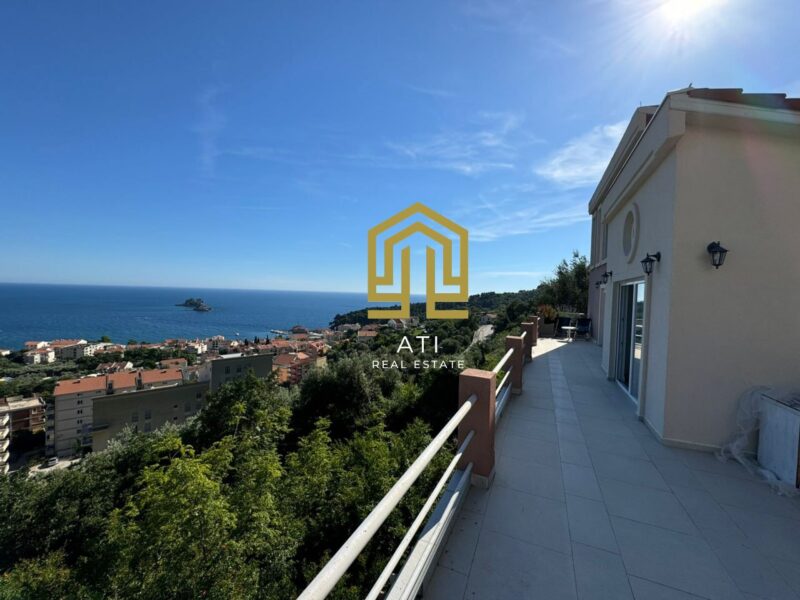 House with a small plot and sea view in Petrovac for sale