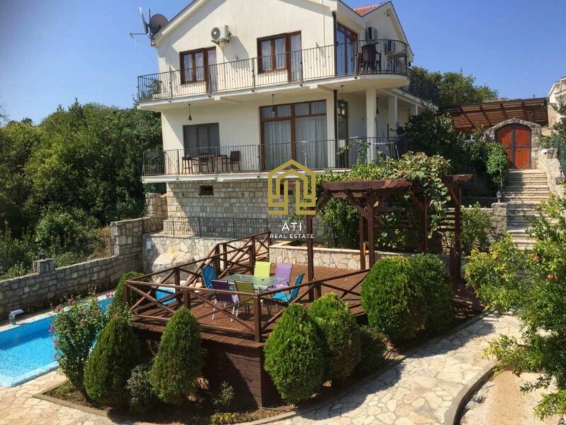 For sale magnificent townhouse in a quiet and green area of ​​Leshevichi