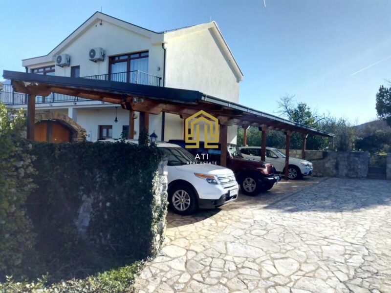 For sale magnificent townhouse in a quiet and green area of ​​Leshevichi