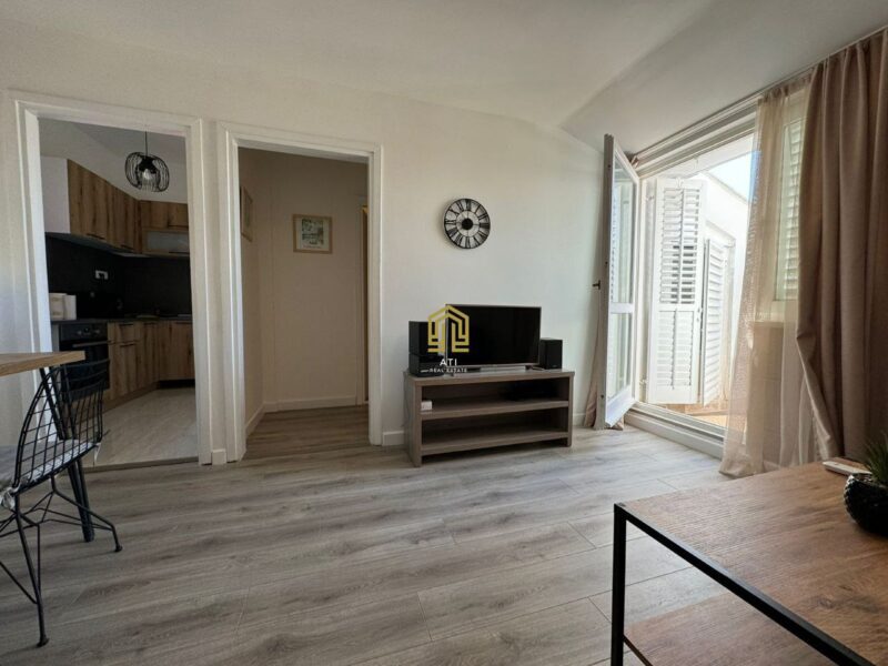 One bedroom apartment for rent in the very center of Budva before the season